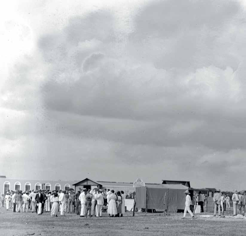 População de Sobral, no Ceará, reunida na praça do Patrocínio antes do início do fenômeno Nenhum eclipse solar teve tanta repercussão na história da ciência como o de 29 de maio de 1919, fotografado