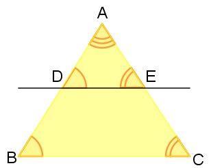 A razão de semelhança será k = 2. Podemos dizer que o triângulo ABC é 2 vezes maior que DEF ou que DEF é duas vezes menor que ABC.