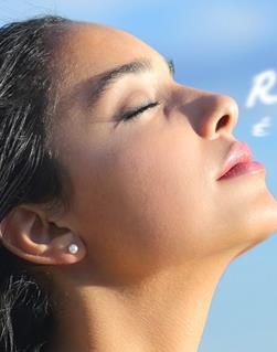 Tornar a respiração mais lenta e profunda ajuda a acalmar e relaxar o organismo, diminuindo as batidas do coração.