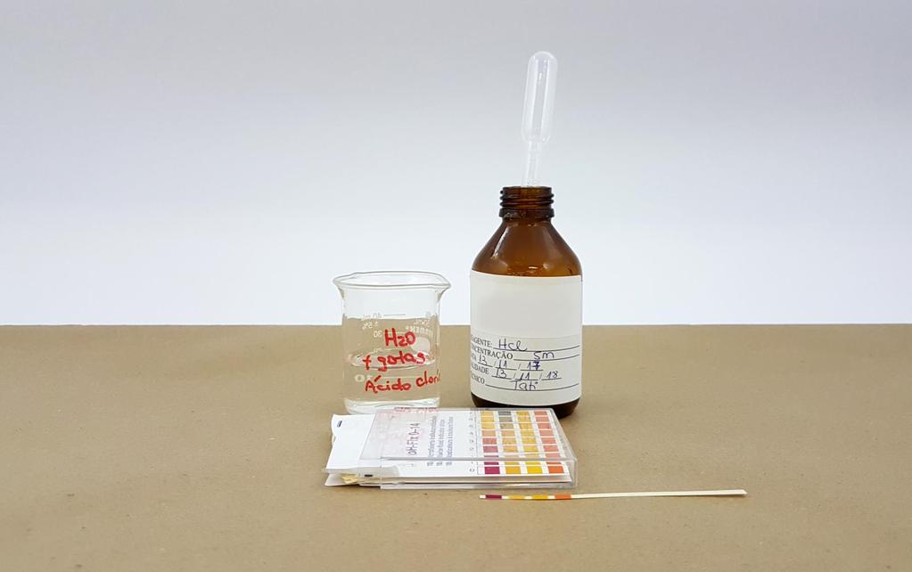 Meça o ph de uma solução de ácido clorídrico. Utilize a caneta de tinta permanente para identificar que o segundo béquer de 50 ml será utilizado para medir o ph da solução de ácido clorídrico.