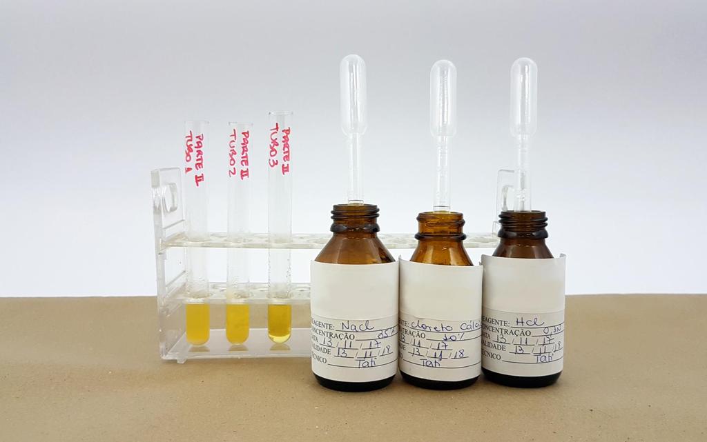 Utilize uma caneta de tinta permanente para identificar os 3 tubos de ensaio.