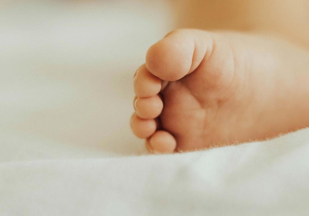 A maioria dos bebês não apresenta sintomas ao nascer.