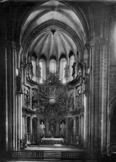 Figura 1 Capela-mor do Mosteiro de Alcobaça no período barroco (fotografia de Alvão anterior a 1930) Figura 2 Capela-mor do Mosteiro de Alcobaça no período actual (fotografia retirada da plataforma