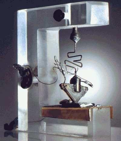 3 Electronic and Numerical IntegrAtor Computer (18 Pennsylvania, EUA mil válvulas). 1947 Invenção do Transistor de Ponta (Dezembro) Walter Brattain e John Bardeen, Bell Labs.