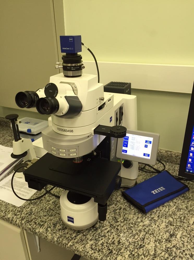 45 na figura 22, utilizando técnicas de campo claro e luz polarizada em ampliações variadas. Figura 22 Microscópio óptico Axio Imager.Z2m (Zeiss) 3.2.1.