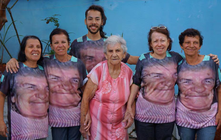 A mãe do artista, Iranilda (com óculos na cabeça) ao vestir a camiseta carrega a imagem de três gerações: o filho, a mãe e a avó.