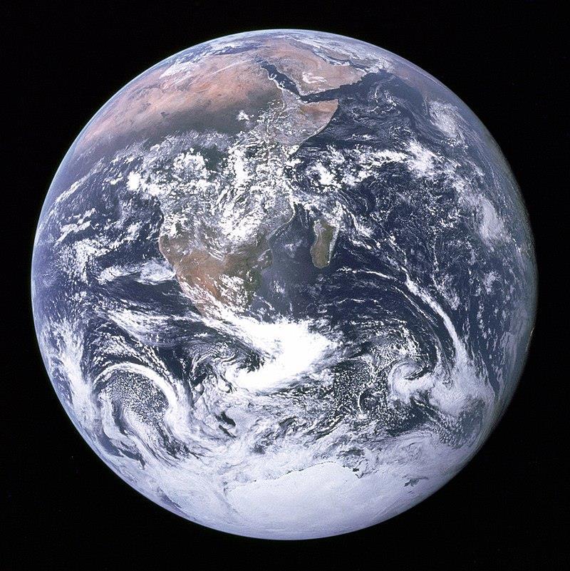 The Blue Marble (1972) Fotografia da Terra, tirada em 7 de dezembro de 1972 pela tripulação