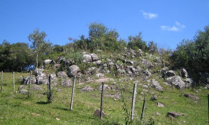 18 B) ou cerca de pedras característicos da região onde foram coletados