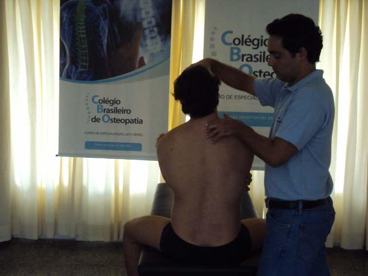 O teste deve ser feito em 3 posições. Decúbito ventral O Osteopata palpa os processos transversos de forma bilateral na busca de posterioridades.