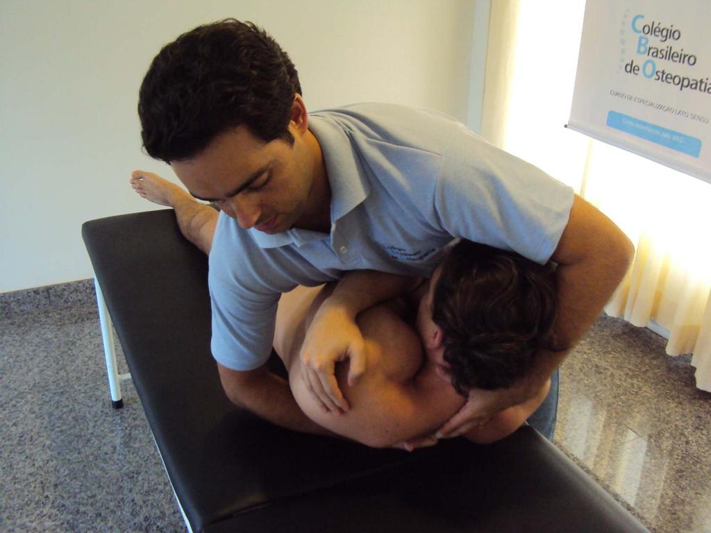 Com a mão interna (direita na foto) tomar contato na vértebra que se localiza imediatamente inferior à vértebra que esta em disfunção.