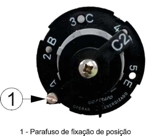 4.9) COMUTADORES É um dispositivo mecânico que permite variar o número de espiras dos enrolamentos de alta tensão.