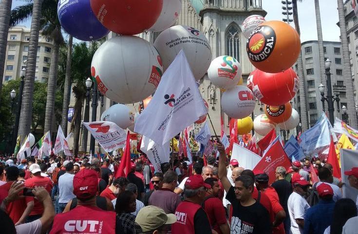 BOLETIM 738 Brasília, 20 de fevereiro de 2019 Trabalhadores lotam a Sé (SP) em protesto contra reforma da Previdência Bancários, químicos, metalúrgicos, professores, servidores públicos.