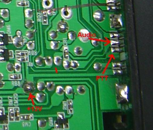 9. Localize o ponto marcado com PTT na placa do radio, solde um pedaço de fio neste ponto e ligue ao furo 5 (P) da placa de bip.