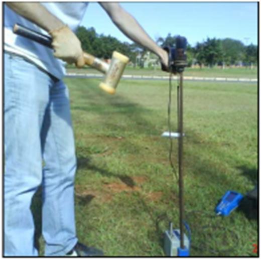 Estudo comparativo entre os ensaios SPT e PANDA 2 para solos tropicais 19 transmitida à ponta pelo dispositivo de cravação, desconsiderando o atrito no golpe. A Figura 2.