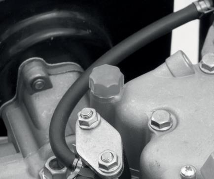 Bujão da tampa de válvula Em clima frio e quando for difícil ligar o motor, proceda da seguinte forma: 1 Remova o bujão plástico das válvulas, rosqueando no sentido anti-horário, Fig.