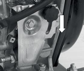 7.1. Ligando a motobomba com sistema de partida manual Para ligar o motor da motobomba, proceda de acordo com os seguintes passos: 1 Coloque óleo no cárter do motor, conforme item 6.