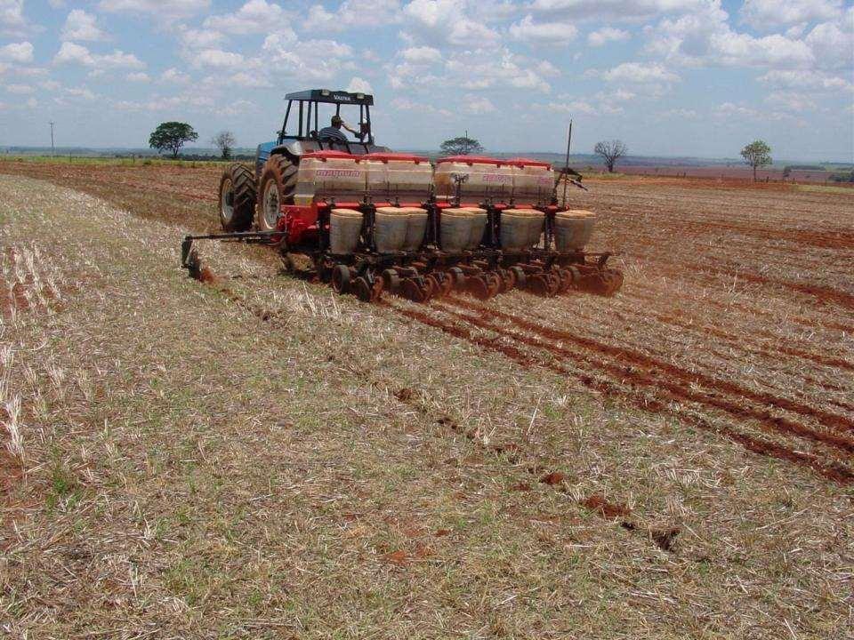 Tracionada por trator Com deposição em sulcos