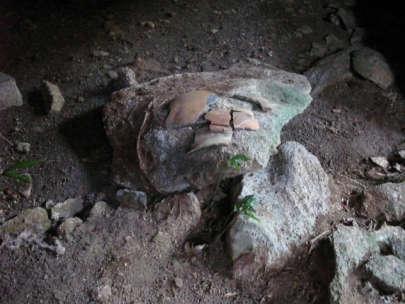 possivelmente para tirar fotografias. 113. Sítio Arqueológico AP-CA-14. À esquerda fragmentos na superfície do abrigo.