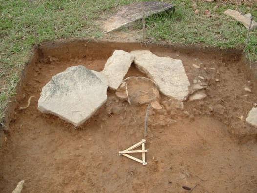 A escavação foi realizada em níveis artificiais de 10cm de espessura, por quadrícula, alterando-se a metodologia para a escavação das fossas. 123.
