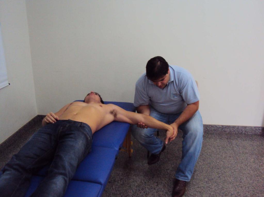 5.7 - Técnica de liberação dos músculos extensores de punho Paciente em decúbito dorsal.