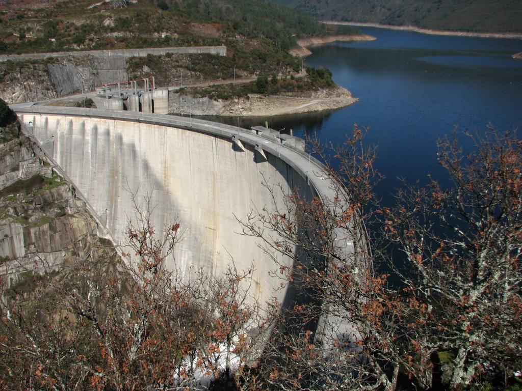 Para além de uma galeria geral de drenagem (GGD) que acompanha toda a inserção da abóbada na fundação, a barragem dispõe de três galerias de visita horizontais (GV1, GV2 e GV3), às cotas 325 m, 293,