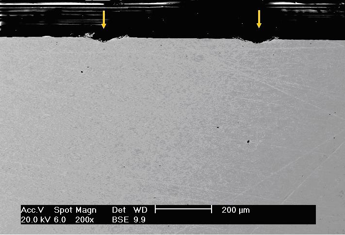 53 Figura 14 (b). Micrografia obtida por microscopia eletrônica de varredura da seção transversal da amostra marcada a laser após ataque eletrolítico com ácido oxálico, 10%V, 1 min.