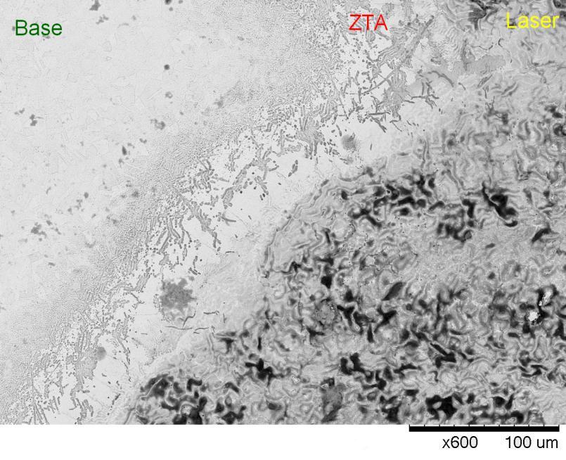 Imagem da amostra 4 obtida por MEV da superfície do aço inoxidável ABNT NBR ISO 5832-1 após tratamento de marcação a laser. Ataque via água régia. Aumento 600 x.