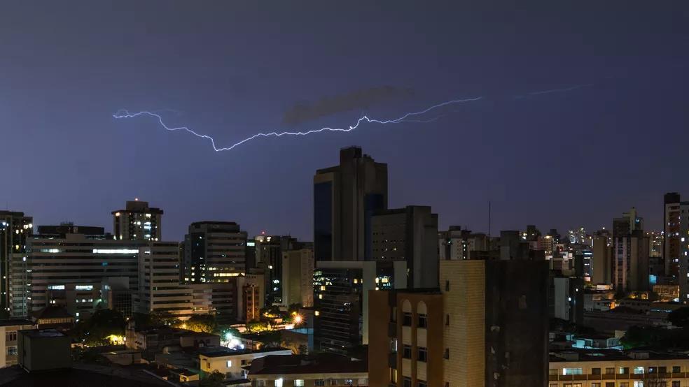 Raios podem atingir o solo mesmo sem formações de