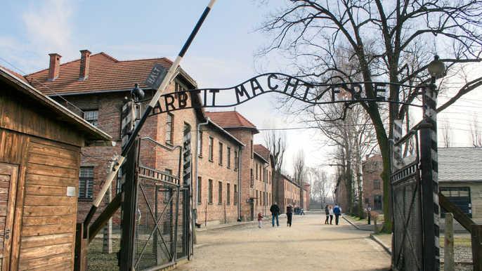 Dia 3, Segunda Feira Varsóvia Oswiecim - Auschwitz/ Birkenau - Kalwaria Zebrzydowska - Cracóvia Café da manhã e check out do hotel com saída rumo a Oswiecim (314 km) e visita ao Museu do