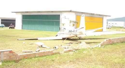 A aeronave teve danos substanciais. O piloto e os passageiros saíram ilesos. Figura 1 Trajetória da aeronave. Figura 2 Posição da aeronave após o acidente. 3.