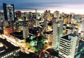 O município de Campinas e sua região abrangente totalizam mais de 3 milhões de habitantes e concentra uma média de 212 mil domicílios das classes A e B.