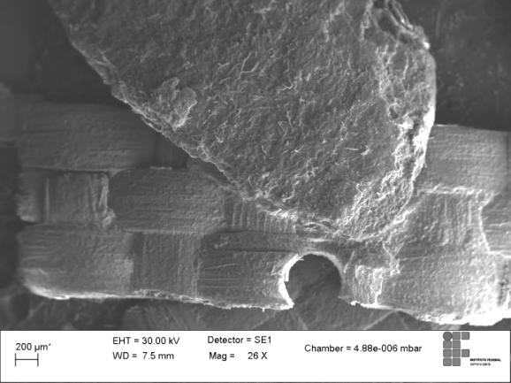 peneira de 0,15 mm. O resíduo retido na peneira de 0,6 mm tem formato semelhante ao retido na peneira de 0,3 mm, porém com maiores dimensões.