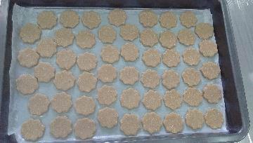 5 4) Distribuir os biscoitos em uma assadeira metálica coberta com papel