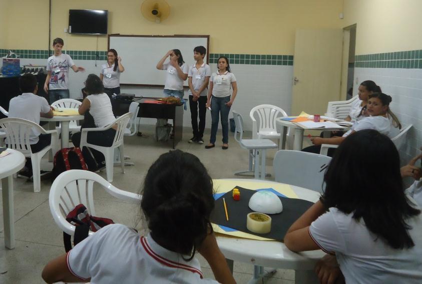 Pincel; Foram apresentados os materiais as equipes constituídas, as quais foram orientadas de que não poderia haver troca de informações entre as mesmas, e que depois da confecção de seus modelos,