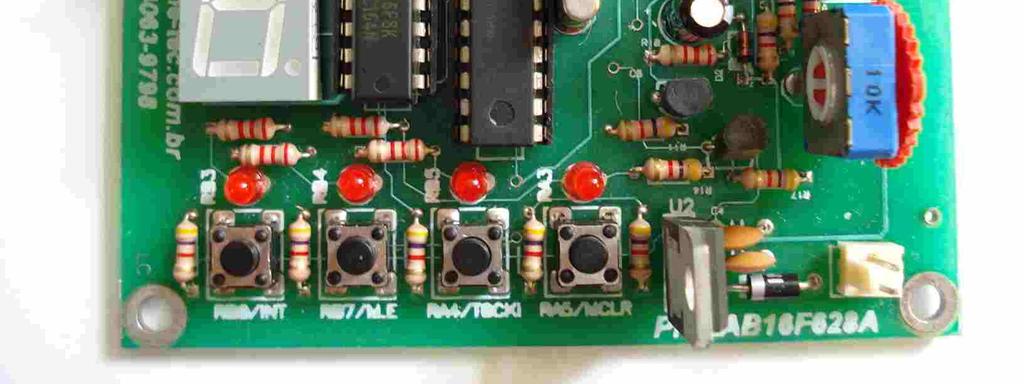 os microcontroladores da família PIC e 8051.
