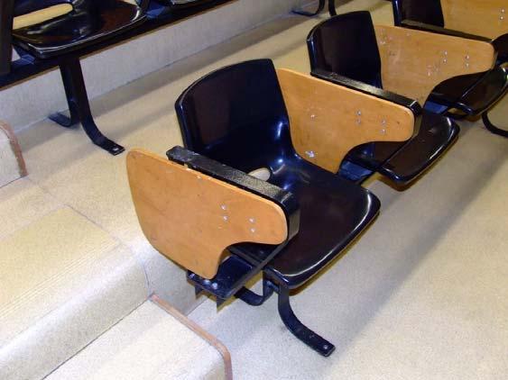 Fotografia 3.8 - Pormenor do pavimento e das cadeiras de audiência do auditório do departamento de Matemática. Tal como se verificava nos auditórios anteriores existe uma mesa e cadeiras no palco.