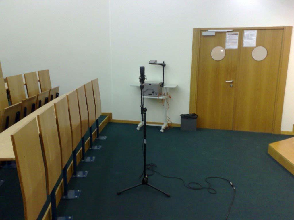 Fotografia 4.4 - Computador Portátil com programa ACMUS. Fotografia 4.5 - Microfone de captação omnidireccional no auditório do Complexo Pedagógico.