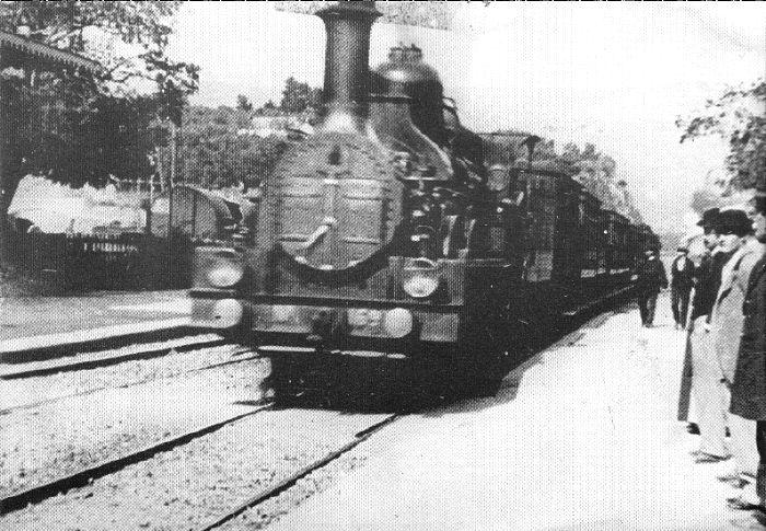 Figura: Entrée d un train em gare de La Ciotat (1895) O cinema caracterizou-se por uma série de fotografias em sequência,