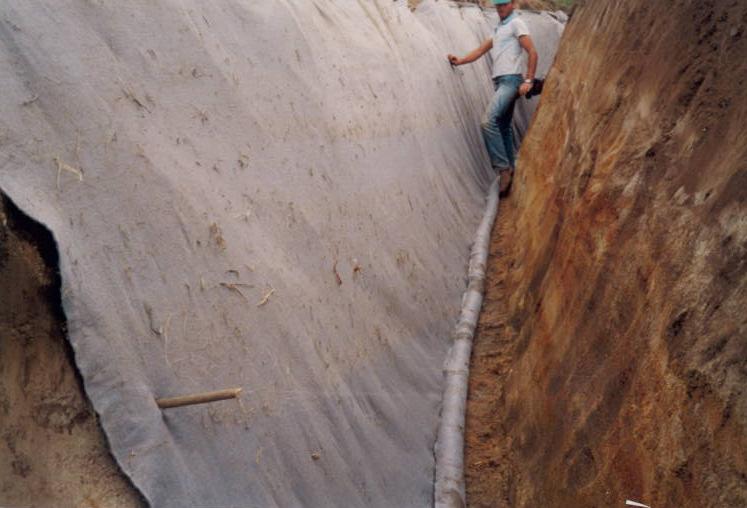 Verifica-se no fundo da vala a folga de 0 cm deixado para o