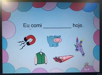 ensina a articular as letras do alfabeto, seu som, associando as letras à palavras, por meio da música, facilitando o aprendizado do sujeito em estudo, aproveitando a sua habilidade em decorar letras