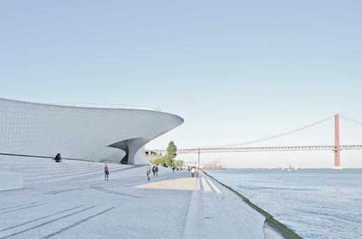 abre ao tejo na praça do comércio e seguindo o rio, conhecer