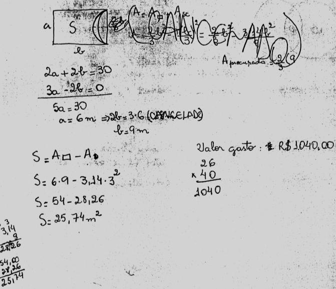 O aluno D escreveu a fórmula da área do semicírculo corretamente, porém não elevou o raio ao quadrado. A partir daí, a sua resolução se deu de forma incorreta não contemplando, assim, o D25.