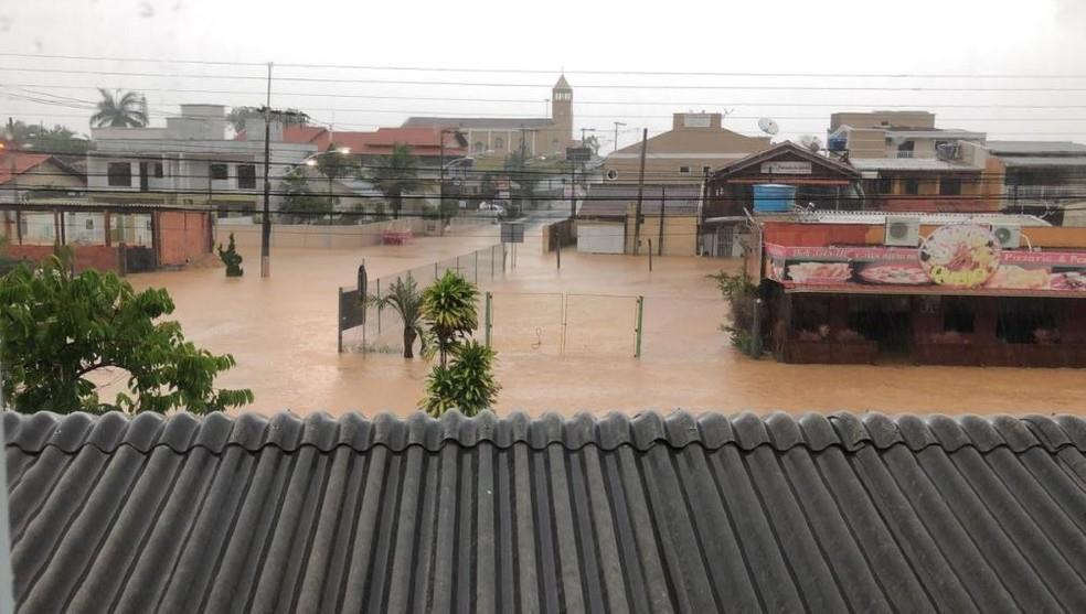 Penha O pluviômetro da Defesa Civil de Penha registrou índice de 171,8 milímetros nas últimas 24 horas, sendo que 128,8 mm foram somente nas últimas 4 horas, de acordo com a prefeitura.