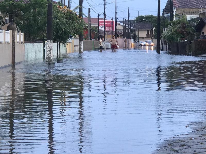 Balneário Barra do Sul Centro de Barra do Sul está alagado(foto: Divulação) Por volta das 17h30, a cidade decretou situação de emergência.