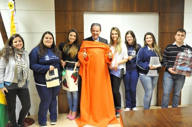 Na foto, ao lado do governador Tarso Genro e da deputada estadual Maria Helena Sartori.