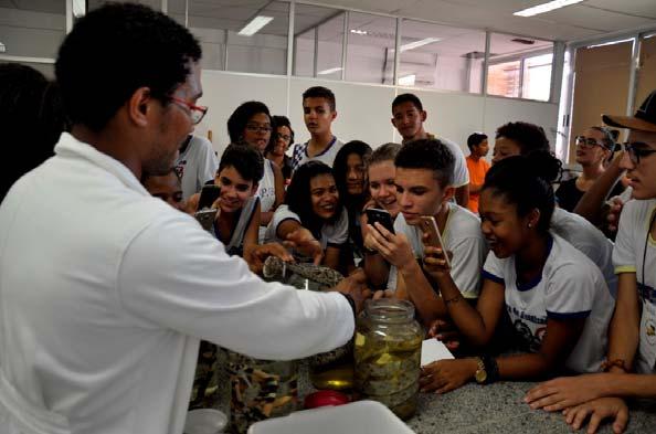 Organização de visitas sociais A ASCOM organiza a programação social de visitas oficiais à UFRB, além de recepcionar grupos de estudantes por meio de um roteiro guiado pelas dependências da