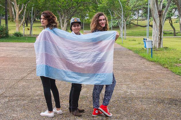 A sessão fotográfica explorou diferentes espaços do campi Darcy Ribeiro, transformando e afirmando a presença trans na universidade.