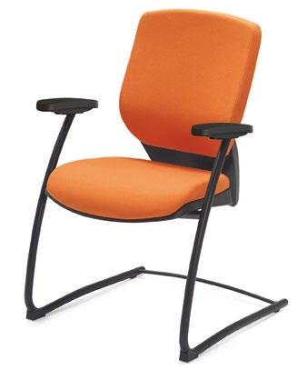 Cadeira fixa balancim. Assento e encosto estofados com espuma injetada. Estrutura em aço tubular com acabamento cromado ou preto com apoia-braços em PU incorporados.