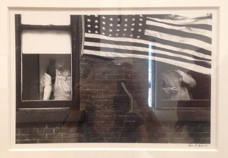 Fig. 8: Parada, Hoboken, Nova Jersey, 1955. Fotografia de Robert Frank na exposição Robert Frank: Os Americanos + os livros e filmes no Instituto Moreira Salles em São Paulo/SP, novembro de 2017.