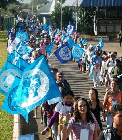 ) que alteram o meio ambiente diminuindo sua capacidade de resistência frente aos